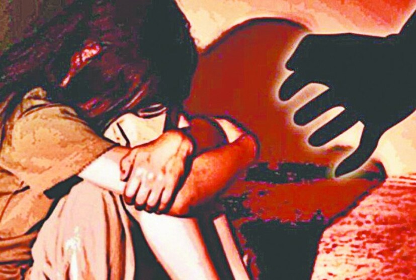 • এক প্রত্যক্ষদর্শী পুলিশকে জানান, তিনি নাবালিকাকে মোটর সাইকেলে চড়িয়ে নিয়ে যেতে দেখেছেন শৈলেশকে ৷ এরপরেই পুলিশ অভিযুক্তকে গ্রেফতার করে ৷ প্রতীকী ছবি ৷