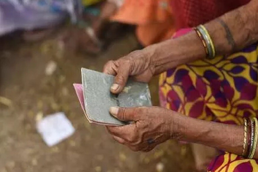কেন্দ্র সরকার শুক্রবার সংসদে জানিয়েছে পয়লা জুন থেকে লাগু করা হবে ‘এক দেশ এক রেশন কার্ড’ যোজনা ৷ এখনও পর্যন্ত ১২টি রাজ্যে এই যোজনা লাগু করা হয়েছে ৷ উপভোক্তা মামলায় Minister of Consumer Affairs, Food and Public Distribution রামবিলাস পাসওয়ান রাজ্যসভায় একটি প্রশ্নের উত্তরে জানিয়েছিলেন বিপিএলের নীচে জীবনযাপন করেন যারা তারা এবার তারা দেশের যে কোনও জায়গায় রেশন তুলতে পারে যাতে তার জন্য এক দেশ এক রেশন কার্ড যোজনা চালু করা হয়েছে ৷ কেন্দ্র সরকার শুক্রবার সংসদে জানিয়েছে পয়লা জুন থেকে লাগু করা হবে ‘এক দেশ এক রেশন কার্ড’ যোজনা ৷ এখনও পর্যন্ত ১২টি রাজ্যে এই যোজনা লাগু করা হয়েছে ৷ উপভোক্তা মামলায় Minister of Consumer Affairs, Food and Public Distribution রামবিলাস পাসওয়ান রাজ্যসভায় একটি প্রশ্নের উত্তরে জানিয়েছিলেন বিপিএলের নীচে জীবনযাপন করেন যারা তারা এবার তারা দেশের যে কোনও জায়গায় রেশন তুলতে পারে যাতে তার জন্য এক দেশ এক রেশন কার্ড যোজনা চালু করা হয়েছে ৷