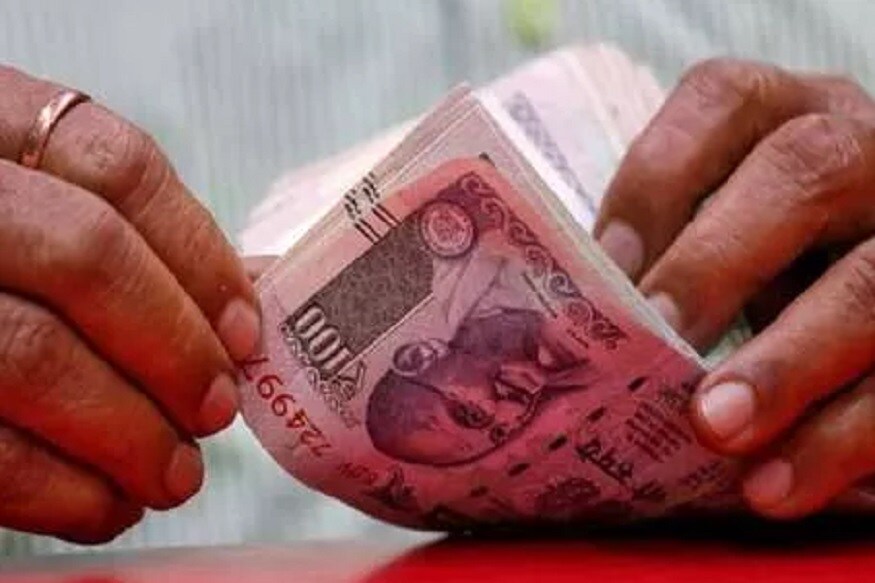 চাকুরিজীবীদের সাধারণত সংস্থার তরফে একটি স্পেশ্যাল ব্যাঙ্ক অ্যাকাউন্ট দেওয়া হয়ে থাকে যাকে স্যালারি অ্যাকাউন্ট বলা হয় ৷ রেগুলার ব্যাঙ্ক অ্যাকাউন্ট থেকে এই অ্যাকাউন্ট আলাদা হয় এবং এতে একাধিক সুবিধা দেওয়া হয় গ্রাহকদের ৷ কিন্তু এই সুবিধা সম্বন্ধে অনেকেই জানেন না ৷ এমনকি ব্যাঙ্কের তরফেও এই অ্যাকাউন্টে দেওয়া সুবিধার কথা বলা হয় না ৷ স্টেট ব্যাঙ্কের স্যালারি অ্যাকাউন্টে কর্পোরেট, হাসপাতাল, হোটেলর কর্মচারীদের একাধিক সুবিধা দেওয়া হয় ৷ চাকুরিজীবীদের সাধারণত সংস্থার তরফে একটি স্পেশ্যাল ব্যাঙ্ক অ্যাকাউন্ট দেওয়া হয়ে থাকে যাকে স্যালারি অ্যাকাউন্ট বলা হয় ৷ রেগুলার ব্যাঙ্ক অ্যাকাউন্ট থেকে এই অ্যাকাউন্ট আলাদা হয় এবং এতে একাধিক সুবিধা দেওয়া হয় গ্রাহকদের ৷ কিন্তু এই সুবিধা সম্বন্ধে অনেকেই জানেন না ৷ এমনকি ব্যাঙ্কের তরফেও এই অ্যাকাউন্টে দেওয়া সুবিধার কথা বলা হয় না ৷ স্টেট ব্যাঙ্কের স্যালারি অ্যাকাউন্টে কর্পোরেট, হাসপাতাল, হোটেলর কর্মচারীদের একাধিক সুবিধা দেওয়া হয় ৷