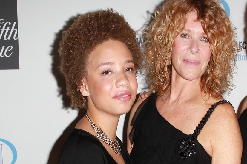 মা-বাবা কী বললেন আপনার নতুন কেরিয়ার নিয়ে? এই প্রশ্নের উত্তরে মিকায়েলা বলেন, 'তাঁদের কাছে প্রথম চিন্তা হল, আমার নিরাপত্তা৷ ওঁরা আমায় বলেছেন, আমার কেরিয়ার নিয়ে ওঁদের কোনও সমস্যা নেই৷ বরং আমায় সাপোর্ট করেছেন৷'