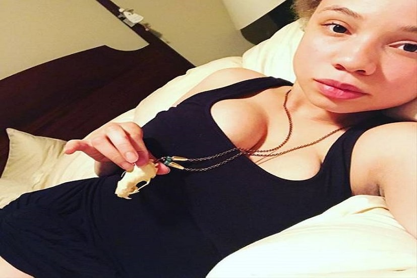 মিকায়েলা জানান, বাবার সঙ্গে আলোচনা করে তিনি পর্নস্টারের কেরিয়ার বেছে নিয়েছেন৷ নিজেই পর্ন ভিডিও তৈরি করছেন৷ এই কাজে তাঁকে সমর্থন করছেন তাঁরা বাবা পরিচালক স্টিভেন স্পিলবার্গ৷