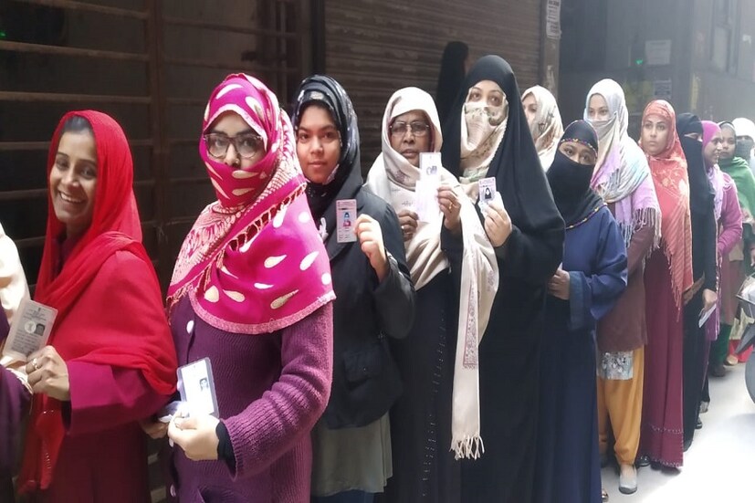 এ হেন শাহিনবাগ ভোট দিল ঢালাও৷ শাহিনবাগে প্রতিটি বুথে ভোটারদের বিশাল লম্বা লাইন সকাল থেকেই৷