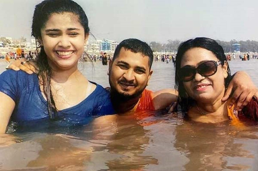 হলদিয়ায় মা-মেয়েকে খুনের পর ঝিকুরখালি নদী তীরবর্তী এলাকায় ফেলে যায় অভিযুক্তরা। বহুদিন ধরেই এই এলাকা দুষ্কৃতিদের আখড়া হয়ে উঠেছে বলে অভিযোগ। জোড়া খুনের পর এবার হুঁশ ফিরছে প্রশাসনের। তদন্তে জোড়া খুনের তদন্ত নিয়ে এখনও অনেক প্রশ্নের উত্তর নেই। হলদিয়ায় জোড়া খুনের ঘটনা। এই সূত্রেই বে-আব্রু হয়ে পড়ল প্রশাসনিক গাফিলতি, সামনে এল পুলিশি উদাসীনতা। রাজ্যের অন্যতম বড় শিল্পাঞ্চল। অথচ হলদিয়ার ৭ নম্বর ওয়ার্ডের ঝিকুরখালিতে দাপিয়ে বেড়ায় দুষ্কৃতিরা। ঝিকুরখালি নদী তীরবর্তী অঞ্চলে সংঘর্ষ, বোমাবাজি রোজকার ঘটনা। হলদিয়ায় মা-মেয়েকে খুনের পর ঝিকুরখালি নদী তীরবর্তী এলাকায় ফেলে যায় অভিযুক্তরা। বহুদিন ধরেই এই এলাকা দুষ্কৃতিদের আখড়া হয়ে উঠেছে বলে অভিযোগ। জোড়া খুনের পর এবার হুঁশ ফিরছে প্রশাসনের। তদন্তে জোড়া খুনের তদন্ত নিয়ে এখনও অনেক প্রশ্নের উত্তর নেই। হলদিয়ায় জোড়া খুনের ঘটনা। এই সূত্রেই বে-আব্রু হয়ে পড়ল প্রশাসনিক গাফিলতি, সামনে এল পুলিশি উদাসীনতা। রাজ্যের অন্যতম বড় শিল্পাঞ্চল। অথচ হলদিয়ার ৭ নম্বর ওয়ার্ডের ঝিকুরখালিতে দাপিয়ে বেড়ায় দুষ্কৃতিরা। ঝিকুরখালি নদী তীরবর্তী অঞ্চলে সংঘর্ষ, বোমাবাজি রোজকার ঘটনা।