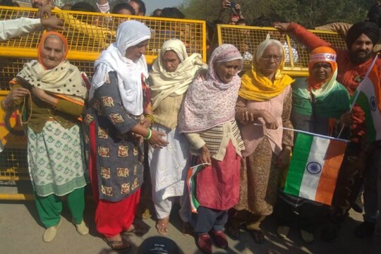 ELderly women of Shaheen Bagh protest as the group begins march towards home minister Amit Shah's residence.