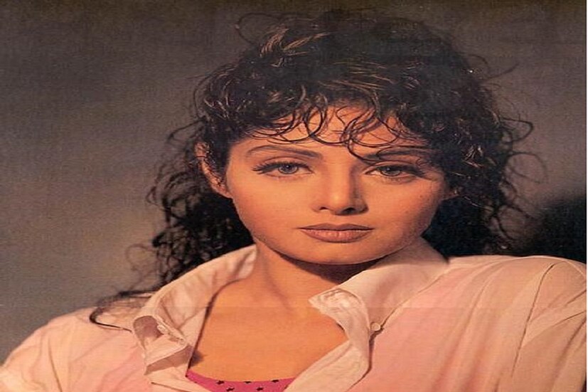 দু বছর হয়ে গেল শ্রীদেবীর মৃত্যুর। আজকের দিনেই সকলকে ছেড়ে হঠাৎ করেই চলে গিয়েছিলেন শ্রী। আজ তাঁর মৃত্যু দিনে তাঁর জীবনের সেরা ছবি গুলোকে এক ঝলকে দেখে নিন। photo source collected 