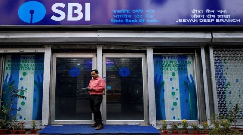ব্যাঙ্কে লকার নেওয়ার নিয়ম কী- RBI এর নোটিফিকেশন অনুযায়ী, যে কোনও ব্যক্তি যে কোনও ব্যাঙ্কে অ্যাকাউন্ট ছাড়াও লকার নিতে পারবেন ৷ কিন্তু লকার ভাড়া ও সিকিউরিটি ডিপোজিটের জন্য বিনা অ্যাকাউন্টে লকার পরিষেবা দিতে চায় না ৷ শুধু তাই নয় বেশ কিছু ব্যাঙ্ক বড় অঙ্কের এফডি করানোর জন্যেও জোর দিয়ে থাকে ৷ তাই যেখানে সেভিংস অ্যাকাউন্ট রয়েছে সেখানে লকার নেওয়ায় ভাল বলে মনে করা হয় ৷ ব্যাঙ্কে লকার নেওয়ার নিয়ম কী- RBI এর নোটিফিকেশন অনুযায়ী, যে কোনও ব্যক্তি যে কোনও ব্যাঙ্কে অ্যাকাউন্ট ছাড়াও লকার নিতে পারবেন ৷ কিন্তু লকার ভাড়া ও সিকিউরিটি ডিপোজিটের জন্য বিনা অ্যাকাউন্টে লকার পরিষেবা দিতে চায় না ৷ শুধু তাই নয় বেশ কিছু ব্যাঙ্ক বড় অঙ্কের এফডি করানোর জন্যেও জোর দিয়ে থাকে ৷ তাই যেখানে সেভিংস অ্যাকাউন্ট রয়েছে সেখানে লকার নেওয়ায় ভাল বলে মনে করা হয় ৷