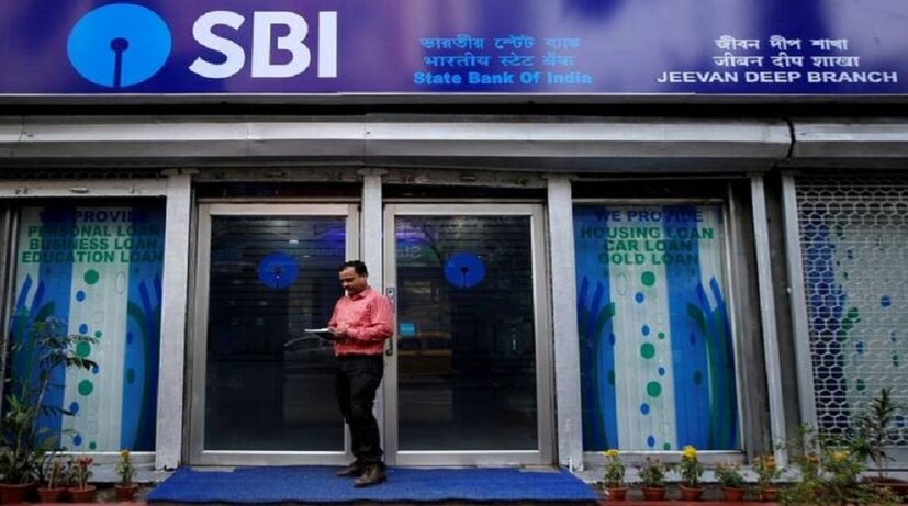 ব্যাঙ্কে লকার নেওয়ার নিয়ম কী- RBI এর নোটিফিকেশন অনুযায়ী, যে কোনও ব্যক্তি যে কোনও ব্যাঙ্কে অ্যাকাউন্ট ছাড়াও লকার নিতে পারবেন ৷ কিন্তু লকার ভাড়া ও সিকিউরিটি ডিপোজিটের জন্য বিনা অ্যাকাউন্টে লকার পরিষেবা দিতে চায় না ৷ শুধু তাই নয় বেশ কিছু ব্যাঙ্ক বড় অঙ্কের এফডি করানোর জন্যেও জোর দিয়ে থাকে ৷ তাই যেখানে সেভিংস অ্যাকাউন্ট রয়েছে সেখানে লকার নেওয়ায় ভাল বলে মনে করা হয় ৷