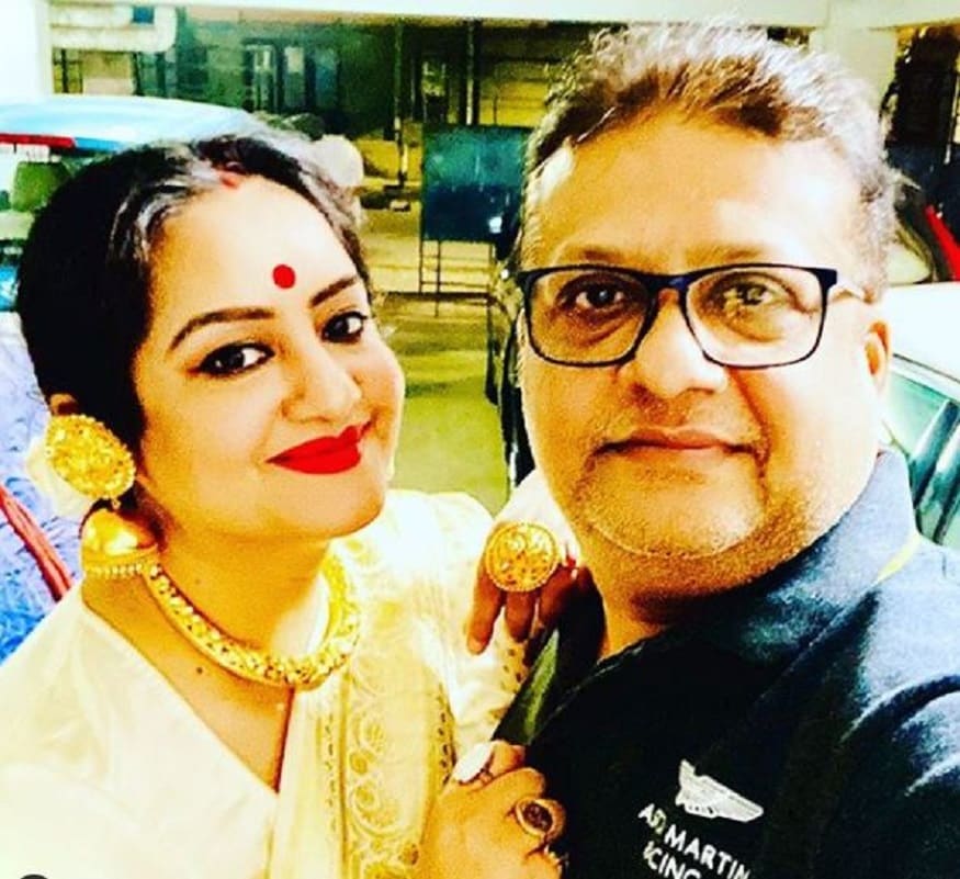 অগ্নিদেব চট্টোপাধ্যায়ের সঙ্গে বাহুলগ্না সেলফিতে সুদীপা চট্টোপাধ্যায়ের ট্যাগলাইনই বুঝিয়ে দিচ্চে তিনি যে পুরোপুরি সংসারী ৷ একমাথা সিঁদুর, কপালে লাল টিপ, গায়ে ভর্তি গয়না এ যেন একদম পাক্কা বাঙালি বউদি ৷ নিজের পোস্টে তিনি লিখেছেন , ‘মাই কমফোর্ট জোন’ ৷ অর্থাৎ আমার সবচেয়ে নিশ্চিত জায়গা ৷ Photo Courtesy- Sudipa Chatterjee/ Instagram Handle অগ্নিদেব চট্টোপাধ্যায়ের সঙ্গে বাহুলগ্না সেলফিতে সুদীপা চট্টোপাধ্যায়ের ট্যাগলাইনই বুঝিয়ে দিচ্চে তিনি যে পুরোপুরি সংসারী ৷ একমাথা সিঁদুর, কপালে লাল টিপ, গায়ে ভর্তি গয়না এ যেন একদম পাক্কা বাঙালি বউদি ৷ নিজের পোস্টে তিনি লিখেছেন , ‘মাই কমফোর্ট জোন’ ৷ অর্থাৎ আমার সবচেয়ে নিশ্চিত জায়গা ৷ Photo Courtesy- Sudipa Chatterjee/ Instagram Handle
