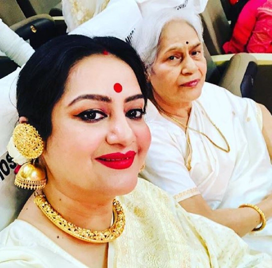 মাতৃত্বের ইনিংসকে গুরুত্ব দিয়ে পেশাগত জীবনকে এই মুহূর্তে দূরে সরিয়ে রাখায় নিয়মিত এখন তাঁকে আর টেলিভিশন সেটে দেখা না গেলেও তাঁর জনপ্রিয়তা এক ফোঁটাও হ্রাস হয়নি ৷ Photo Courtesy- Sudipa Chatterjee/ Instagram Handle মাতৃত্বের ইনিংসকে গুরুত্ব দিয়ে পেশাগত জীবনকে এই মুহূর্তে দূরে সরিয়ে রাখায় নিয়মিত এখন তাঁকে আর টেলিভিশন সেটে দেখা না গেলেও তাঁর জনপ্রিয়তা এক ফোঁটাও হ্রাস হয়নি ৷ Photo Courtesy- Sudipa Chatterjee/ Instagram Handle