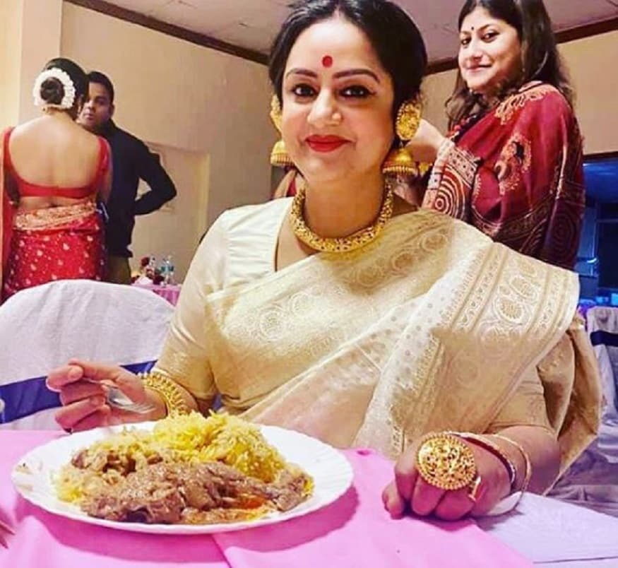 সুন্দরী সুদীপা কিন্তু কোনও রাখঢাক না করেই নিজের সেরা কাজের কথা জানিয়ে এক প্লেট বিরিয়ানি সাজিয়ে ছবি দিয়ে লিখেছেন , ‘হোয়াট আই ডু বেস্ট’ - Photo Courtesy- Sudipa Chatterjee/ Instagram Handle সুন্দরী সুদীপা কিন্তু কোনও রাখঢাক না করেই নিজের সেরা কাজের কথা জানিয়ে এক প্লেট বিরিয়ানি সাজিয়ে ছবি দিয়ে লিখেছেন , ‘হোয়াট আই ডু বেস্ট’ - Photo Courtesy- Sudipa Chatterjee/ Instagram Handle
