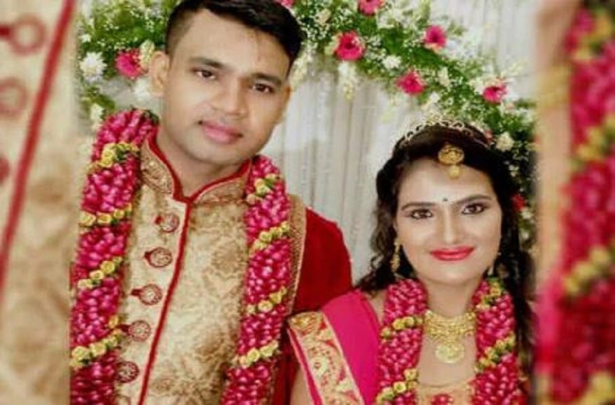 এরপর উনি আরও লিখেছেনস ‘আমি ওদের বাড়িতে মরতে চায়নি, বিয়ের দিন থেকেই সব শুরু হয়ে গিয়েছিল ৷ আমি এটা কাউকে বলিনি ৷ আমার অন্তিম সংস্কার আমার বাপের বাড়িতে আমার ভাইয়ের হাতে যেন হয় ৷ আমার শ্বশুরবাড়ির কাউকে ছাড়বে না তাহলে আমার আত্মা শান্তি পাবে না ৷ মা তোমায় খুব মিস করব ৷ ’ Photo- Social Media এরপর উনি আরও লিখেছেনস ‘আমি ওদের বাড়িতে মরতে চায়নি, বিয়ের দিন থেকেই সব শুরু হয়ে গিয়েছিল ৷ আমি এটা কাউকে বলিনি ৷ আমার অন্তিম সংস্কার আমার বাপের বাড়িতে আমার ভাইয়ের হাতে যেন হয় ৷ আমার শ্বশুরবাড়ির কাউকে ছাড়বে না তাহলে আমার আত্মা শান্তি পাবে না ৷ মা তোমায় খুব মিস করব ৷ ’ Photo- Social Media
