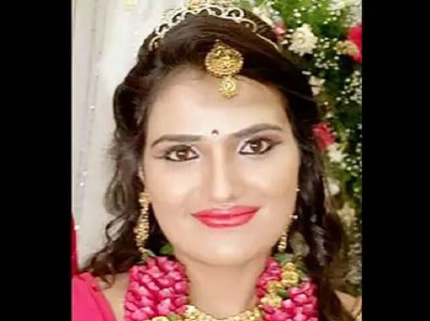 কন্নড় ছবির সুপারহিট প্লেব্যাক সিঙ্গারের এভাবে আত্মহত্যার ঘটনায় শোকের ছায়া সব মহলে ৷ পরিবারের পাশাপাশি কন্নড় সিনেমামহলও নিজেদের ট্যালেন্টেড গায়িকার এই পরিণতির কথা মানতে পারছে না ?৷ ২৭ বছরের এই গায়িকা একের পর এক সুপারহিট গান গাইছিলেন, সামনে তাঁর সোনালি ভবিষ্যত ছিল এমনটাই মনে করছে ইন্ডাস্ট্রি ৷ পুলিশ জানিয়েছে রবিবারই গলায় দড়ি দিয়ে আত্মহত্যা করেছিলেন গায়িকা ৷ তাঁর সুইসাইডের নোটের ভিত্তিতে শুরু হয়েছে তদন্ত ৷ কন্নড় ছবির সুপারহিট প্লেব্যাক সিঙ্গারের এভাবে আত্মহত্যার ঘটনায় শোকের ছায়া সব মহলে ৷ পরিবারের পাশাপাশি কন্নড় সিনেমামহলও নিজেদের ট্যালেন্টেড গায়িকার এই পরিণতির কথা মানতে পারছে না ?৷ ২৭ বছরের এই গায়িকা একের পর এক সুপারহিট গান গাইছিলেন, সামনে তাঁর সোনালি ভবিষ্যত ছিল এমনটাই মনে করছে ইন্ডাস্ট্রি ৷ পুলিশ জানিয়েছে রবিবারই গলায় দড়ি দিয়ে আত্মহত্যা করেছিলেন গায়িকা ৷ তাঁর সুইসাইডের নোটের ভিত্তিতে শুরু হয়েছে তদন্ত ৷