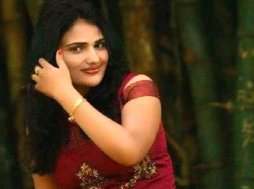 সূত্রের খবর অনুযায়ি বছর দেড়েক আগে শরত কুমারের সঙ্গে বিবাহ বন্ধনে আবদ্ধ হয়েছিলেন সুস্মিতা৷ বিয়ের কিছু সময় পর থেকেই শ্বশুরবাড়ির সঙ্গে অশান্তি শুরু হয়েছিল ৷ পরিস্থিতি এতটাই উত্তাল হয়েছিল যে শ্বশুরবাড়ি ছেড়ে মায়ের কাছে ফিরে যান তিনি ৷ একাধিক কন্নড় সিনেমায় সুপারহিট গান গেয়ে ভাইরাল হয়েছিলেন সুস্মিতা ৷ সূত্রের খবর অনুযায়ি বছর দেড়েক আগে শরত কুমারের সঙ্গে বিবাহ বন্ধনে আবদ্ধ হয়েছিলেন সুস্মিতা৷ বিয়ের কিছু সময় পর থেকেই শ্বশুরবাড়ির সঙ্গে অশান্তি শুরু হয়েছিল ৷ পরিস্থিতি এতটাই উত্তাল হয়েছিল যে শ্বশুরবাড়ি ছেড়ে মায়ের কাছে ফিরে যান তিনি ৷ একাধিক কন্নড় সিনেমায় সুপারহিট গান গেয়ে ভাইরাল হয়েছিলেন সুস্মিতা ৷