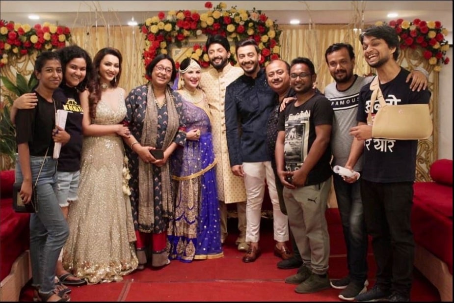 বিয়ের আসরে বিয়ের সাজে পায়েল, পাশে বরের বেশে টেলি তারকা জয়ী দেব রয়। তাঁদের ঘিরে বেশ বড় জটলা। তাঁদের মধয়ে রয়েছেন জনপ্রিয় পরিচালকদ্বয় সুদেষ্ণা রায়, অভিজিৎ গুহও। বিয়ের আসরে বিয়ের সাজে পায়েল, পাশে বরের বেশে টেলি তারকা জয়ী দেব রয়। তাঁদের ঘিরে বেশ বড় জটলা। তাঁদের মধয়ে রয়েছেন জনপ্রিয় পরিচালকদ্বয় সুদেষ্ণা রায়, অভিজিৎ গুহও।