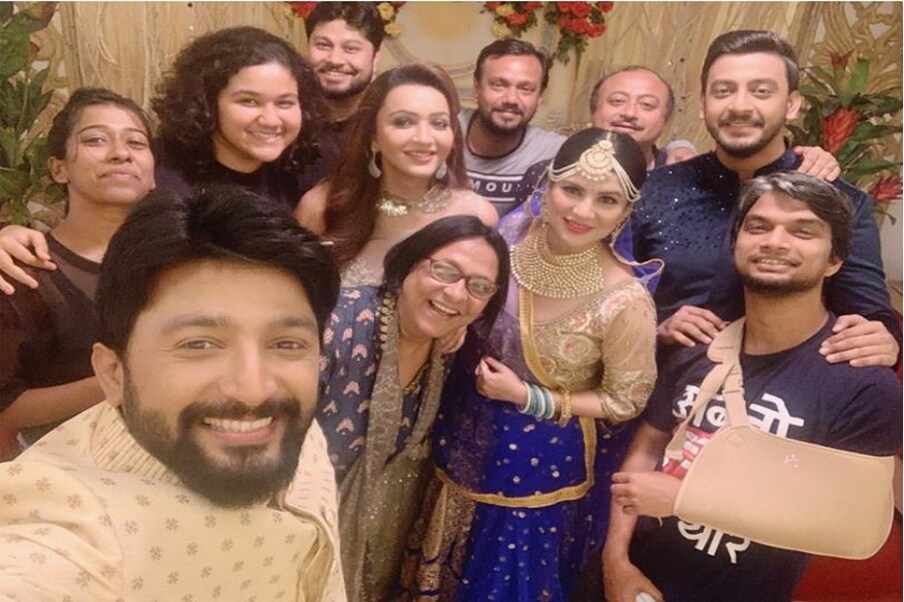  গা ভর্তি গয়না, নীল লেহেঙ্গা, বিয়ের সাজে বিয়ের আসরে ফ্রেমবন্দি বাঙালি নায়িকা পায়েল সরকার। সম্প্রতি, পায়েলের এমনই একটি ছবি প্রকাশ্যে এসেছে। আর তারপরই শুরু হয়েছে শোরগোল... তাহলে কি গোপনে বিয়েটা করেই নিলেন পায়েল ?