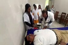 রক্ত দিয়ে ভ্যালেন্টাইনস ডে পালন করলেন হাসপাতাল সুপার