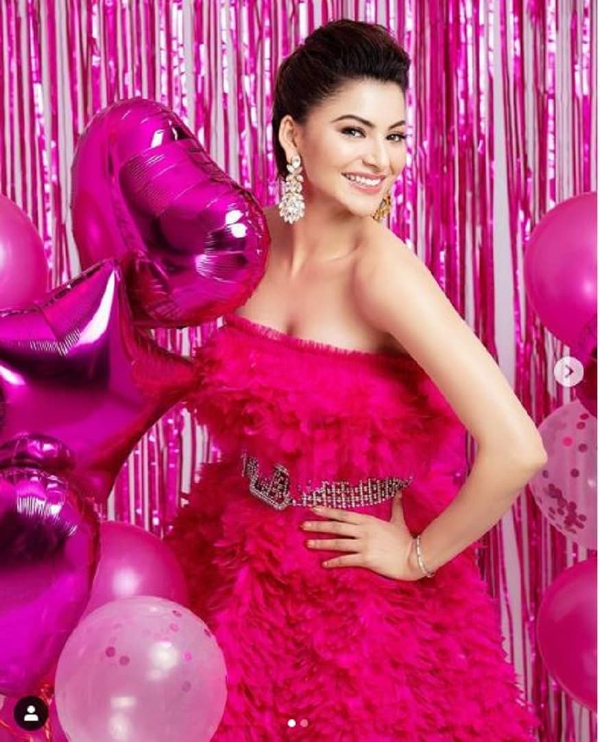 নিজের জন্মদিনের পার্টিতে পিঙ্ক কালারের অফ শোল্ডারে পার্টির ছবি পোস্ট করলেন উর্বশী ৷ তাতে উদ্ভিন্ন যৌবন নিয়ে সুন্দরীর রূপ যেন উপচে পড়ছিল ৷ Photo Courtesy- Urvashi Rautel/ Instagram নিজের জন্মদিনের পার্টিতে পিঙ্ক কালারের অফ শোল্ডারে পার্টির ছবি পোস্ট করলেন উর্বশী ৷ তাতে উদ্ভিন্ন যৌবন নিয়ে সুন্দরীর রূপ যেন উপচে পড়ছিল ৷ Photo Courtesy- Urvashi Rautel/ Instagram