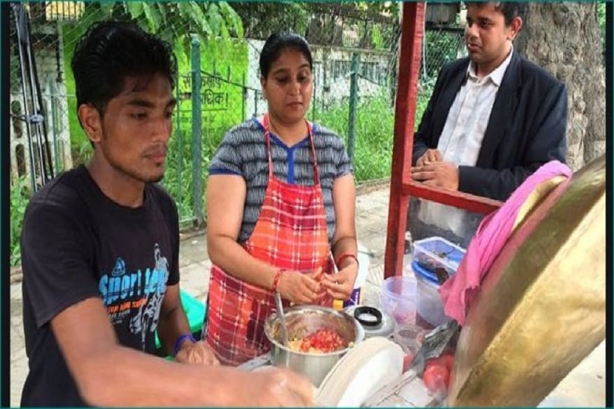 কোটিপতি, রয়েছে ৩ কোটি টাকার বাংলো, বিলাসবহুল গাড়ি, তবু রাস্তার ধারে দোকানে ছোলা-কুলচা বিক্রি করেন মহিলা! কোটিপতি, রয়েছে ৩ কোটি টাকার বাংলো, বিলাসবহুল গাড়ি, তবু রাস্তার ধারে দোকানে ছোলা-কুলচা বিক্রি করেন মহিলা!