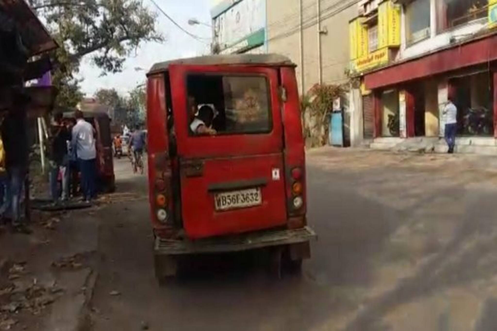 গাড়ির দরজায় বাড়ির ছিটকানি, কোথাও আবার পণ্যবাহি গাড়িতে কাঠের টেবিল