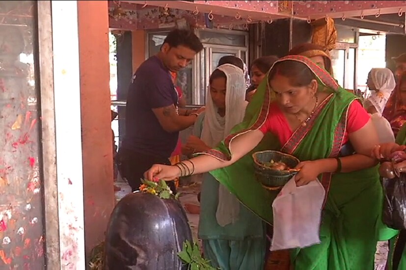 অবিবাহিত মেয়েরা শিবের পুজো করেন যাতে শিবের মত বর পাওয়া যায় ৷ এমনটাই সনাতন ধারণা রয়েছে ৷