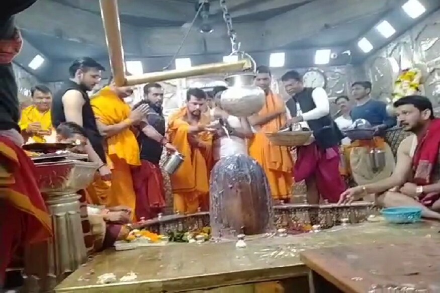মহাশিবরাত্রি উপলক্ষ্যে সারাদিন ধরে নানান কার্যকলাপের মধ্যে দিয়ে বিপুল পরিমাণে ভক্ত সমাগম হয়ে থাকে ৷ মহাশিবরাত্রি উপলক্ষ্যে সারাদিন ধরে নানান কার্যকলাপের মধ্যে দিয়ে বিপুল পরিমাণে ভক্ত সমাগম হয়ে থাকে ৷