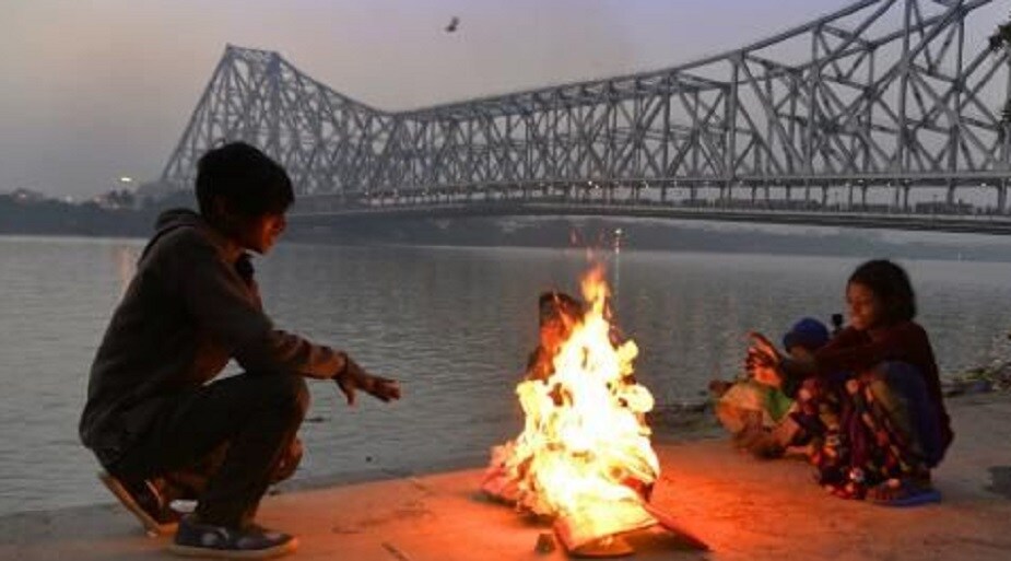 হাওয়া দফতরের তরফে জানানো হয়েছে, বুধবার পর্যন্ত শীতের আমেজ থাকবে রাজ্যে। বৃহস্পতিবার থেকে ধীরে ধীরে বাড়বে তাপমাত্রা। শীতের আমেজ কমবে রাজ্যে। আগামী কয়েকদিন বৃষ্টির কোন সম্ভাবনা নেই উত্তর ও দক্ষিণবঙ্গে। হাওয়া দফতরের তরফে জানানো হয়েছে, বুধবার পর্যন্ত শীতের আমেজ থাকবে রাজ্যে। বৃহস্পতিবার থেকে ধীরে ধীরে বাড়বে তাপমাত্রা। শীতের আমেজ কমবে রাজ্যে। আগামী কয়েকদিন বৃষ্টির কোন সম্ভাবনা নেই উত্তর ও দক্ষিণবঙ্গে।