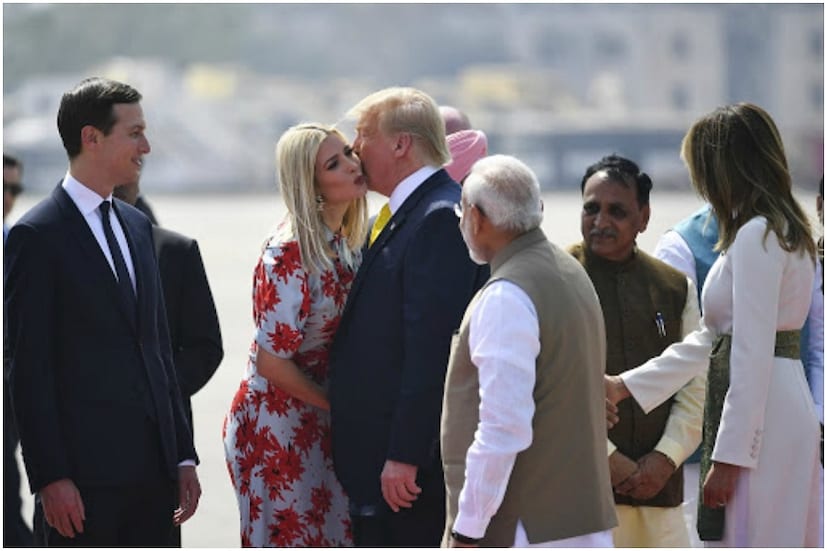 সাদার উপরে লাল রঙের ফ্লোরাল প্রিন্ট। কানে পান্না আর মুক্তোর মানানসই দুল। সোমবার সকালে প্রেসিডেন্ট ডোনাল্ড ট্রাম্প, ফার্স্ট লেডি মেলানিয়া ট্রাম্প এবং স্বামী জ্যারেড কুশনারের সঙ্গে আহমেদাবাদ সর্দার বল্লভভাই পটেল আন্তর্জাতিক বিমানবন্দরে নামলেন ট্রাম্প কন্যা ইভাঙ্কা ট্রাম্পও।