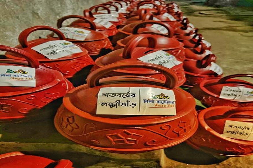 *পথ দেখিয়েছিল ক্যালকাটা গার্লসের ক্লাস ফাইভের ছাত্রী শ্রীনিধি গঙ্গোপাধ্যায়। সবাইকে অবাক করে গতবছর অষ্টমীর দিন একটি ভাঁড় সে তুলে দিয়েছিল টালা বারোয়ারীর পুজো কর্তাদের হাতে। *পথ দেখিয়েছিল ক্যালকাটা গার্লসের ক্লাস ফাইভের ছাত্রী শ্রীনিধি গঙ্গোপাধ্যায়। সবাইকে অবাক করে গতবছর অষ্টমীর দিন একটি ভাঁড় সে তুলে দিয়েছিল টালা বারোয়ারীর পুজো কর্তাদের হাতে।