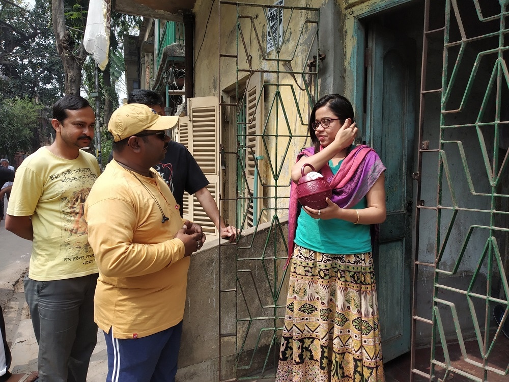 *প্রথম দফায় রবিবার দুপুরে ২০০ বাড়িতে ভাঁড় দেওয়া হয়। অনুরোধ জানান হয়, একটু মনে করে টাকা জমিয়ে তা যেন তুলে দেওয়া হয় টালা বারোয়ারীর পুজোর সাহায্যার্থে। যা পাড়ার সকলেই এক কথায় গ্রহণ করেছেন। অনেকেই জানিয়েছেন, সংসার সামলে অনেক মহিলা সদস্যরাই টাকা রাখেন লক্ষীর ঘটে, এই বছর না হয় তাঁরা কিছু টাকা মা দূর্গার ঘটে রাখবেন। *প্রথম দফায় রবিবার দুপুরে ২০০ বাড়িতে ভাঁড় দেওয়া হয়। অনুরোধ জানান হয়, একটু মনে করে টাকা জমিয়ে তা যেন তুলে দেওয়া হয় টালা বারোয়ারীর পুজোর সাহায্যার্থে। যা পাড়ার সকলেই এক কথায় গ্রহণ করেছেন। অনেকেই জানিয়েছেন, সংসার সামলে অনেক মহিলা সদস্যরাই টাকা রাখেন লক্ষীর ঘটে, এই বছর না হয় তাঁরা কিছু টাকা মা দূর্গার ঘটে রাখবেন।
