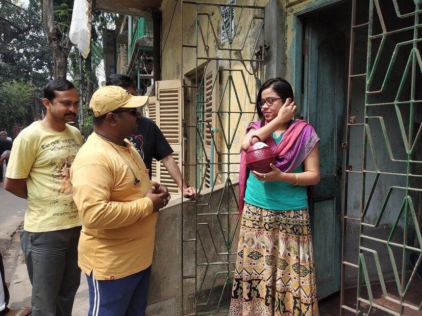*প্রথম দফায় রবিবার দুপুরে ২০০ বাড়িতে ভাঁড় দেওয়া হয়। অনুরোধ জানান হয়, একটু মনে করে টাকা জমিয়ে তা যেন তুলে দেওয়া হয় টালা বারোয়ারীর পুজোর সাহায্যার্থে। যা পাড়ার সকলেই এক কথায় গ্রহণ করেছেন। অনেকেই জানিয়েছেন, সংসার সামলে অনেক মহিলা সদস্যরাই টাকা রাখেন লক্ষীর ঘটে, এই বছর না হয় তাঁরা কিছু টাকা মা দূর্গার ঘটে রাখবেন। 