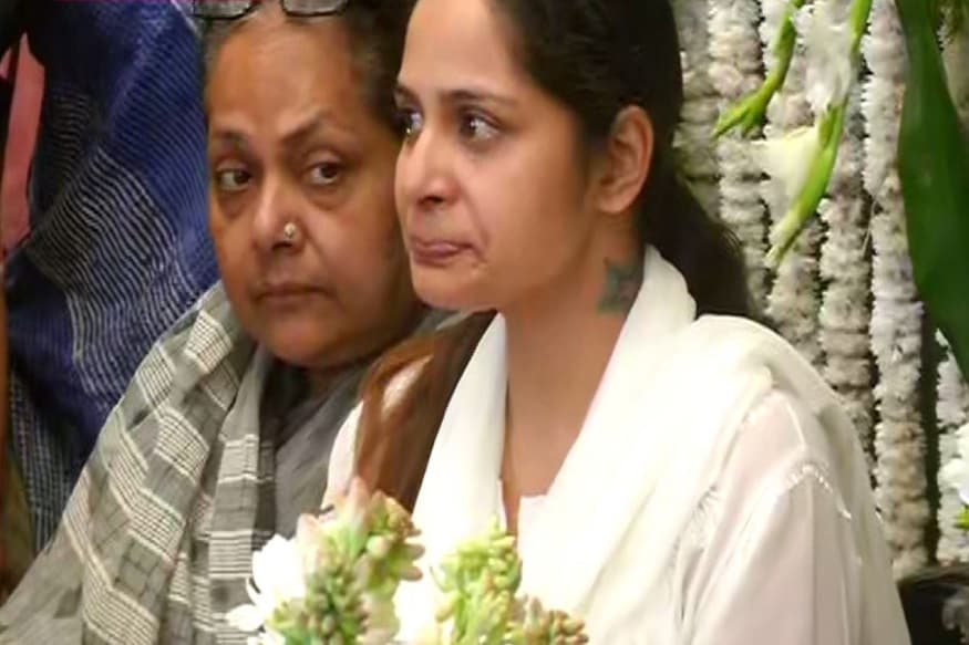 মাত্র ৬১ বয়সেই প্রয়াত তাপস পাল৷ বাবা আর নেই, যেন ভাবতেই পারছেন না মেয়ে৷ মাকে পাশে নিয়েই ডুকরে কেঁদে উঠছেন সোহিনী৷ মাত্র ৬১ বয়সেই প্রয়াত তাপস পাল৷ বাবা আর নেই, যেন ভাবতেই পারছেন না মেয়ে৷ মাকে পাশে নিয়েই ডুকরে কেঁদে উঠছেন সোহিনী৷