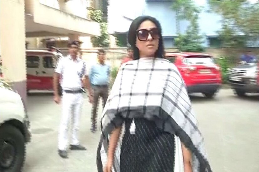 তাপস পালকে শ্রদ্ধা জানাতে এসেছিলেন ঋতুপর্ণা সেনগুপ্ত৷ 