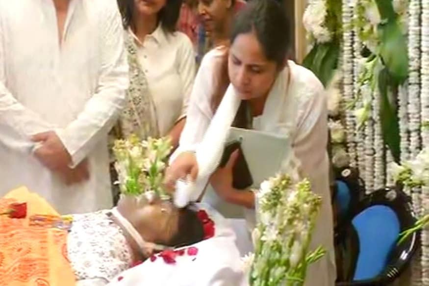 চিরকালই স্বামীকে আগলে রেখেছেন স্ত্রী নন্দিনী৷ শেষবেলায়ও তিনিই ছিলেন তাপসের সঙ্গে৷ সঙ্গে রয়েছেন মেয়ে সোহিনীও৷ আলতো করে নিজের ওড়না দিয়ে বাবার মুখ মুছিয়ে দিচ্ছেন সোহিনী৷ চিরকালই স্বামীকে আগলে রেখেছেন স্ত্রী নন্দিনী৷ শেষবেলায়ও তিনিই ছিলেন তাপসের সঙ্গে৷ সঙ্গে রয়েছেন মেয়ে সোহিনীও৷ আলতো করে নিজের ওড়না দিয়ে বাবার মুখ মুছিয়ে দিচ্ছেন সোহিনী৷