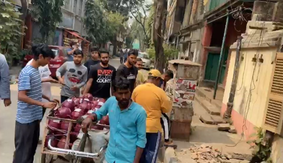 *সময়ের বদল হয়েছে, অষ্টমীর দিন ক্ষুদে সদস্যের হাতে পাওয়া ভাঁড়ের ভাবনা গভীর ক্ষত তৈরী করেছিল পুজো পাগল সদস্যগুলোর মধ্যে। অর্থাভাব প্রতিবছর থাকে, তবে এই বছর শতবর্ষ তাই চিন্তা অনেকটাই বেশী। তাই এবার ছোট্ট শ্রীনিধির ভাবনাকে গুরুত্ব দিয়ে নিজেদেরই বাড়িতে রাখছেন ভাঁড়। টার্গেট একহাজার বাড়িতে পৌঁছে দেওয়া। *সময়ের বদল হয়েছে, অষ্টমীর দিন ক্ষুদে সদস্যের হাতে পাওয়া ভাঁড়ের ভাবনা গভীর ক্ষত তৈরী করেছিল পুজো পাগল সদস্যগুলোর মধ্যে। অর্থাভাব প্রতিবছর থাকে, তবে এই বছর শতবর্ষ তাই চিন্তা অনেকটাই বেশী। তাই এবার ছোট্ট শ্রীনিধির ভাবনাকে গুরুত্ব দিয়ে নিজেদেরই বাড়িতে রাখছেন ভাঁড়। টার্গেট একহাজার বাড়িতে পৌঁছে দেওয়া।