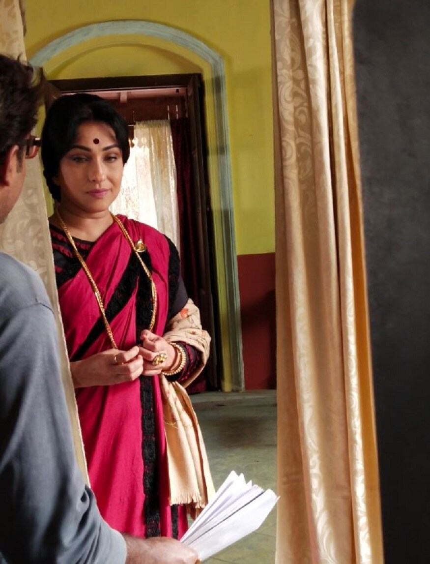 ছবিতে মূল চরিত্র বিজয়ার ভূমিকায় রয়েছেন ঋতুপর্ণা সেনগুপ্ত। বিজয়া করতে পেরেও বেশ খুশি ঋতুপর্ণা। বনেদি জমিদারি লুকে অসামান্য ঋতু। ছবিতে মূল চরিত্র বিজয়ার ভূমিকায় রয়েছেন ঋতুপর্ণা সেনগুপ্ত। বিজয়া করতে পেরেও বেশ খুশি ঋতুপর্ণা। বনেদি জমিদারি লুকে অসামান্য ঋতু।