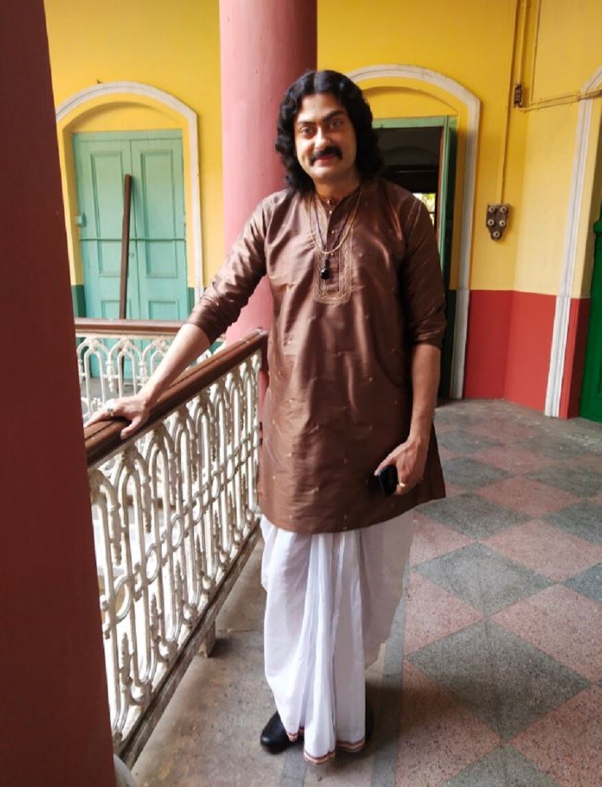 অন্যদিকে বিলাসের চরিত্রে সাহেব চট্টোপাধ্যায় এবং নরেন এর চরিত্রে জয় সেনগুপ্ত। সাহেব এবং ঋতু অনেকদিনের বন্ধু তাই দারুন মজা করে কাজ চলছে শুটিং ফ্লোরে। ওদিকে আবার জয়ের সঙ্গে দারুন জুটি ঋতুপর্ণার। শক্তশালী অভিনেতা জয়ের সঙ্গে পাল্লা দিয়ে অভিনয় করছেন ঋতুপর্ণা। অন্যদিকে বিলাসের চরিত্রে সাহেব চট্টোপাধ্যায় এবং নরেন এর চরিত্রে জয় সেনগুপ্ত। সাহেব এবং ঋতু অনেকদিনের বন্ধু তাই দারুন মজা করে কাজ চলছে শুটিং ফ্লোরে। ওদিকে আবার জয়ের সঙ্গে দারুন জুটি ঋতুপর্ণার। শক্তশালী অভিনেতা জয়ের সঙ্গে পাল্লা দিয়ে অভিনয় করছেন ঋতুপর্ণা।