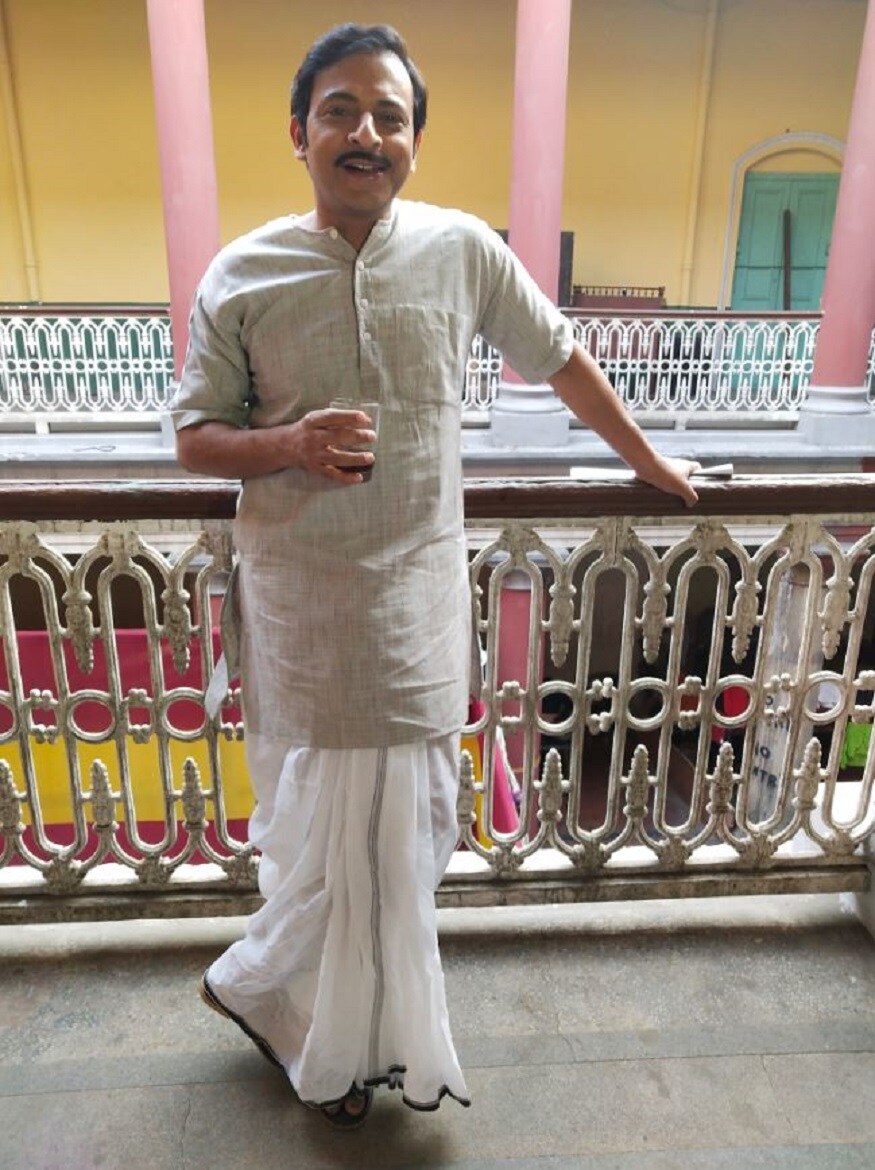 কিছু মাস আগেই এই ছবির শুটিং শুরু করেন পরিচালক। সেই সেই সময়ে বিলাসের চরিত্রে ছিলেন বাংলাদেশের জনপ্রিয় অভিনেতা ফিরদৌস। তবে রাজনৈতিক কিছু সমস্যার কারণে এই দেশে শুটিং করার ক্ষেত্রে নিষেধাজ্ঞা জারি হওয়ার কারণে মাঝ পথে বন্ধ করতে হয় দত্তা'র কাজ। কিছু মাস আগেই এই ছবির শুটিং শুরু করেন পরিচালক। সেই সেই সময়ে বিলাসের চরিত্রে ছিলেন বাংলাদেশের জনপ্রিয় অভিনেতা ফিরদৌস। তবে রাজনৈতিক কিছু সমস্যার কারণে এই দেশে শুটিং করার ক্ষেত্রে নিষেধাজ্ঞা জারি হওয়ার কারণে মাঝ পথে বন্ধ করতে হয় দত্তা'র কাজ।