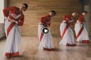 জনপ্রিয় লোকসঙ্গীতের সঙ্গে লাল পেড়ে সাদা শাড়ি পরে যুবতীদের নাচের ভিডিও ভাইরাল