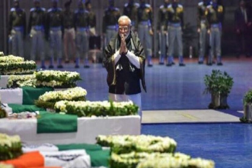 ১৪ ফেব্রুয়ারি ২০১৯ ৷ শহিদের রক্তে রাঙা হয়েছিল কাশ্মীর ৷ কনভয়ের মধ্যে থেকে ৪০ জন জওয়ানের একটি গাড়িতে ধাক্কা মেরেছিল বিস্ফোরক বোঝাই ট্রাক ৷ তারপর ক্যালেন্ডার একটা বছর প্রায় পেরিয়ে এসেছে ৷ কেমন আছেন শহিদদের পরিবার ৷ খোঁজ নিতে গিয়ে উঠে এল এক করুণ কাহিনী ৷ Photo- File
