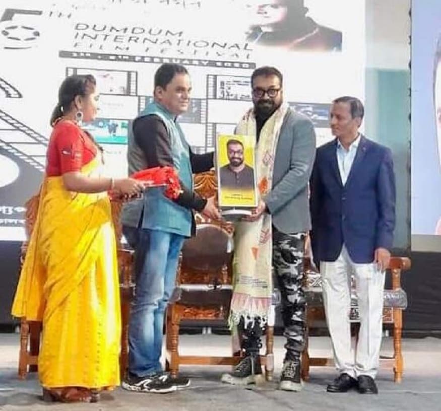 এবারে দম দম ইন্টারন্যাশনাল ফিল্ম ফেস্টিভ্যালের ছবির তালিকাও বেশ ঈর্ষণী।৩ ফেব্রুয়ারী থেকে ৬ ফেব্রুয়ারী পর্যন্ত চলবে এই উৎসব।প্রথম দিনেই ইনঅগুরাল ফিল্ম হিসেবে বেছে নেওয়া হয় গত বছরের বাংলা ছবি বহমান।অনুমিতা দাসগুপ্ত পরিচালিত এই ছবি ইতি মধ্যেই প্রশংসা পেয়েছে নানা মহলে।এইছবিতে কাজও করেছেন ব্রাত্য বসু।এর পরে তিন দিনে দুটো করে ছবি দেখানো হবে এখানে।৪ ফেব্রুয়ারী দেখানো হয় স্পেনের ছবি পেন এন্ড গ্লোরি,পরিচালক পেদ্রো আলমোদোভার এবং তার সঙ্গে ছিল জাপানের ছবি কিলিং ,পরিচালক শিন্যা সুকামোতো। এবারে দম দম ইন্টারন্যাশনাল ফিল্ম ফেস্টিভ্যালের ছবির তালিকাও বেশ ঈর্ষণী।৩ ফেব্রুয়ারী থেকে ৬ ফেব্রুয়ারী পর্যন্ত চলবে এই উৎসব।প্রথম দিনেই ইনঅগুরাল ফিল্ম হিসেবে বেছে নেওয়া হয় গত বছরের বাংলা ছবি বহমান।অনুমিতা দাসগুপ্ত পরিচালিত এই ছবি ইতি মধ্যেই প্রশংসা পেয়েছে নানা মহলে।এইছবিতে কাজও করেছেন ব্রাত্য বসু।এর পরে তিন দিনে দুটো করে ছবি দেখানো হবে এখানে।৪ ফেব্রুয়ারী দেখানো হয় স্পেনের ছবি পেন এন্ড গ্লোরি,পরিচালক পেদ্রো আলমোদোভার এবং তার সঙ্গে ছিল জাপানের ছবি কিলিং ,পরিচালক শিন্যা সুকামোতো।