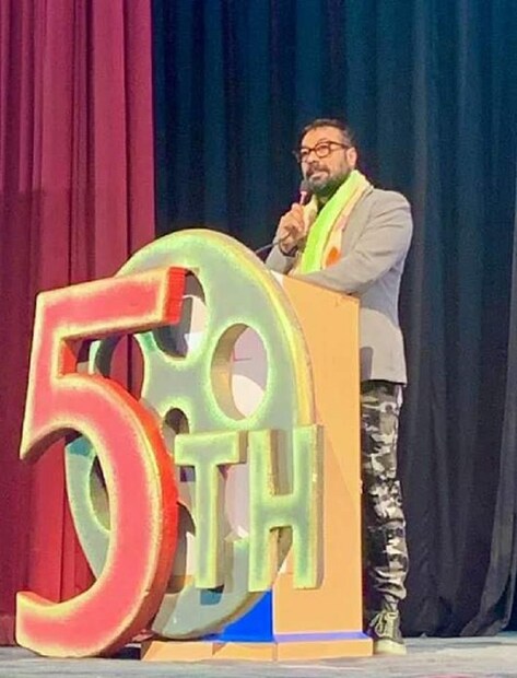 বহুবার এই শহরে এসেছেন অনুরাগ, তবুও এই শহরের ডাকে কখনই না করতে পারেন না তিনি। সিটি অফ জয় তার খুবই কাছের। ঠিক সেই কারণেই উপলক্ষ যখন ফিল্ম ফেস্টিভ্যাল তখন আর কী করে না করেন অনুরাগ। ৩ ফেব্রুয়ারী ফিল্ম ফেস্টিভ্যালের উদ্বোধনে বেশ খোশ মেজাজে দেখা গেল দুই পরিচালকে। সিনেমা নিয়ে দেদার আড্ডা তো চললই তবেই এরকম একটি উদ্যোগ দেখে অনুরাগ যে আপ্লুত তাও শোনা গেল পরিচালকের মুখে। 
