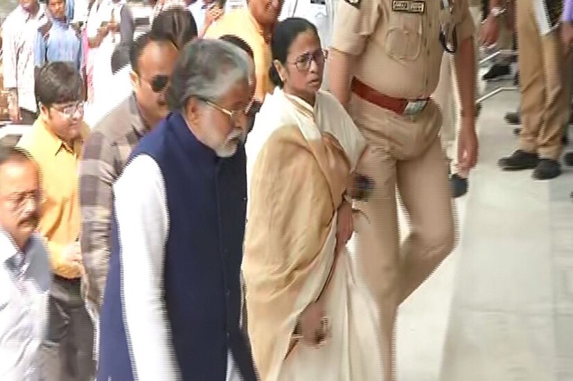 শেষশ্রদ্ধা জানাতে এসেছিলেন মুখ্যমন্ত্রী মমতা বন্দ্যোপাধ্যায়ও৷ সঙ্গে ছিলেন সুদীপ বন্দ্যোপাধ্যায়৷ 