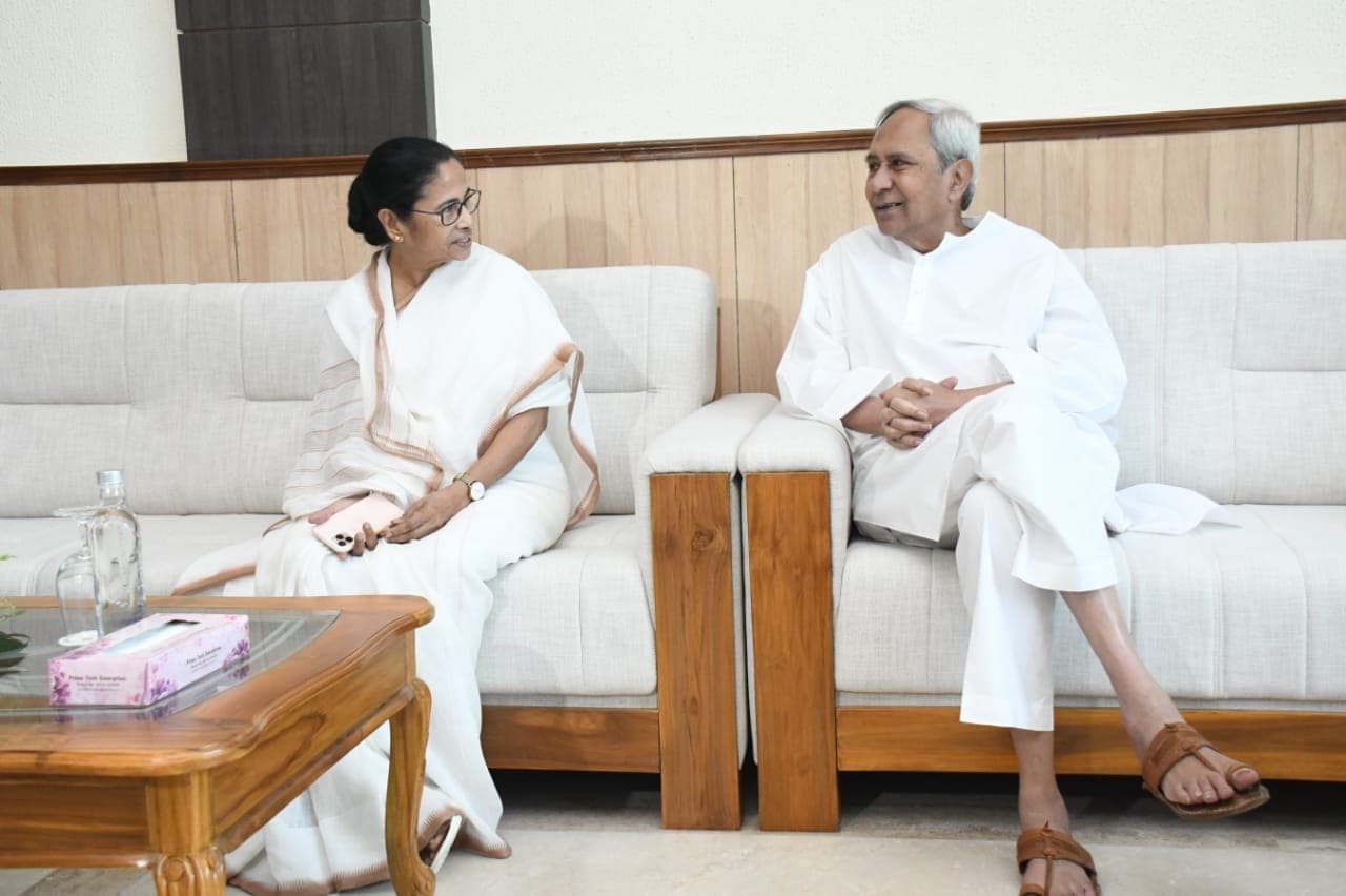 নবীন নিবাসের রান্নার ঠাকুর আর ভুবনেশ্বরের বিখ্যাত বেসরকারী হোটেল মেফেয়ারের শেফেরা মিলে তৈরী করেছেন মোট এক ডজন পদ।। জনপ্রিয় ওড়িয়া পদ গুলি হল,১.বেগুন ভরতা (ওড়িয়া স্টাইল) ২.মটর মসাল্লা ৩.ওড়িয়া আলুকারি ৪.মটর পনীর ৫.ডাল ৬.পাপড় ৭.চাটনি ৮.বুন্দি রাইতা ৯.মাছের ঝোল (ওড়িয়া ভাপা) ১০.ভাত /রুটি ১১.ছানা পোড়া ১২.রসমালাই নবীন নিবাসের রান্নার ঠাকুর আর ভুবনেশ্বরের বিখ্যাত বেসরকারী হোটেল মেফেয়ারের শেফেরা মিলে তৈরী করেছেন মোট এক ডজন পদ।। জনপ্রিয় ওড়িয়া পদ গুলি হল,১.বেগুন ভরতা (ওড়িয়া স্টাইল) ২.মটর মসাল্লা ৩.ওড়িয়া আলুকারি ৪.মটর পনীর ৫.ডাল ৬.পাপড় ৭.চাটনি ৮.বুন্দি রাইতা ৯.মাছের ঝোল (ওড়িয়া ভাপা) ১০.ভাত /রুটি ১১.ছানা পোড়া ১২.রসমালাই