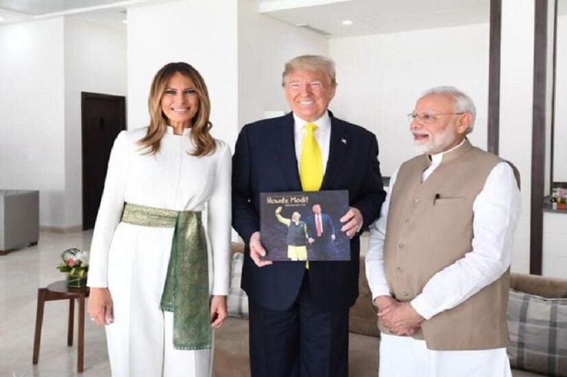 ▪ তাই তো ভারতে এসে এমন পোশাক পরে মন জিতলেন মেলানিয়া৷ বুঝিয়ে দিলেন যে পোশাক নিয়ে তিনি কতটা সচেতন এবং তাতে তিনি কতটা মন কাড়তে পারেন৷ 