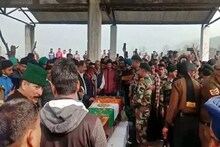 এক বোনের বিয়ে এখনও বাকি, মাত্র ২২ বছর বয়সে বাবা-মায়ের কোল ছেড়ে আলবিদা সন্তান