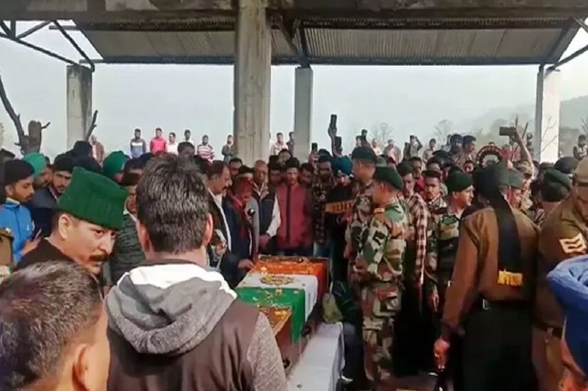 শেষ শ্রদ্ধা জানাতে বড় সংখ্যায় মানুষ উপস্থিত হয়েছিলেন ৷