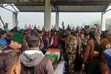 এক বোনের বিয়ে এখনও বাকি, মাত্র ২২ বছর বয়সে বাবা-মায়ের কোল ছেড়ে আলবিদা সন্তানের এক বোনের বিয়ে এখনও বাকি, মাত্র ২২ বছর বয়সে বাবা-মায়ের কোল ছেড়ে আলবিদা সন্তানের