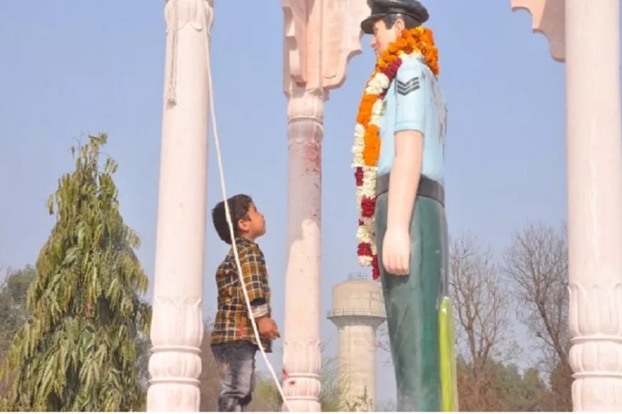 আড়াই বছরের ছেলের গলায় বাবার নামে হাহাকারের করুণ আর্তি দেখতে পাওয়া গিয়েছে ৷ প্রাক্তন সাসংদ দীপেন্দ্র ও প্রাক্তন সাংসদ ও সেখানে উপস্থিত হয়েছে ৷ ছোট্ট ছেলেকে কোলে তুলে, জড়িয়ে ধরেছেন ৷ আড়াই বছরের ছেলের গলায় বাবার নামে হাহাকারের করুণ আর্তি দেখতে পাওয়া গিয়েছে ৷ প্রাক্তন সাসংদ দীপেন্দ্র ও প্রাক্তন সাংসদ ও সেখানে উপস্থিত হয়েছে ৷ ছোট্ট ছেলেকে কোলে তুলে, জড়িয়ে ধরেছেন ৷