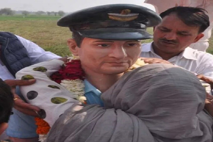 হরিয়ানার ইজ্জর ভদানি গ্রামে এক মায়ের কান্নার ছবি ৷ ছেলের শহিদ মূর্তির সামনে, মূর্তিকে জড়িয়ে তুমুল কান্না মায়ের ৷ চোখ থেকে ঠেলে ঠেলে জল বেরিয়ে এসেছে ৷ শহিদ ছেলের মূর্তিকে জড়িয়ে ধরে যেন মুক্তি পেয়েছে ৷ হরিয়ানার ইজ্জর ভদানি গ্রামে এক মায়ের কান্নার ছবি ৷ ছেলের শহিদ মূর্তির সামনে, মূর্তিকে জড়িয়ে তুমুল কান্না মায়ের ৷ চোখ থেকে ঠেলে ঠেলে জল বেরিয়ে এসেছে ৷ শহিদ ছেলের মূর্তিকে জড়িয়ে ধরে যেন মুক্তি পেয়েছে ৷