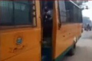 স্কুলবাসের নীচের অংশ হঠাত্‍ খুলে গেল, পড়ে আহত প্রথম শ্রেণির ছাত্রী, দেখুন